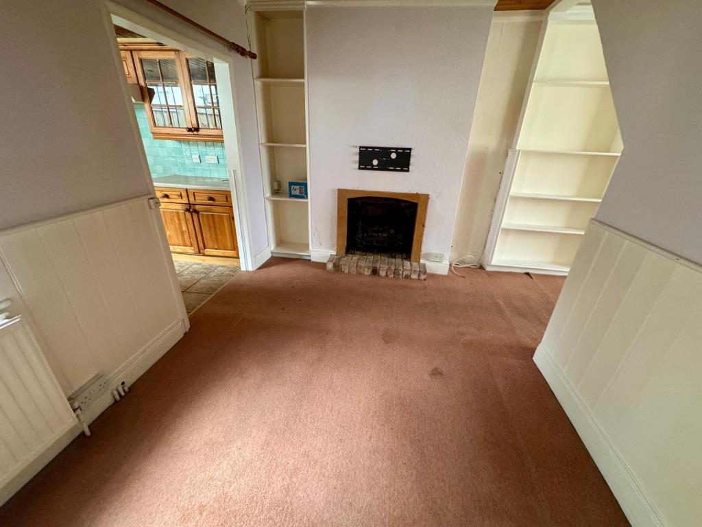Lot: 130 - END-TERRACE PERIOD COTTAGE - Dining room